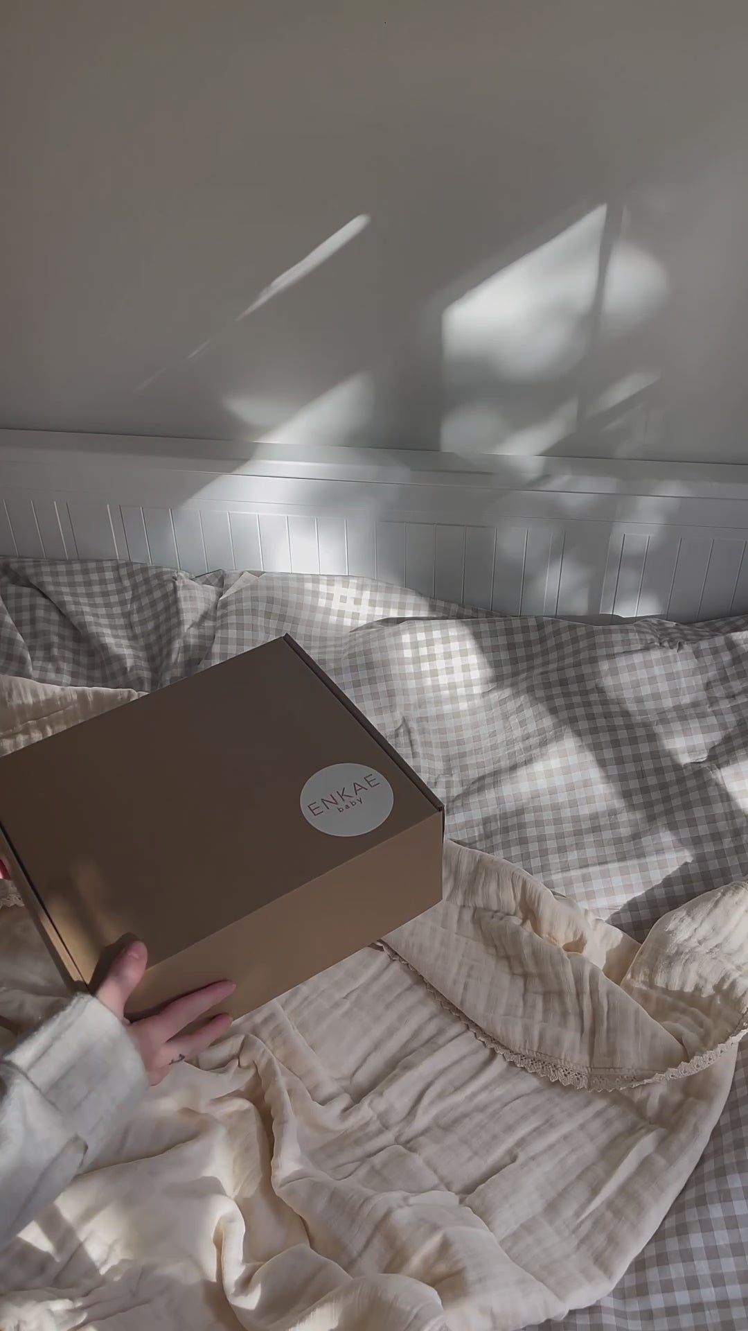 Charger la vidéo : Video of beautiful Enkae Baby gift package unboxing